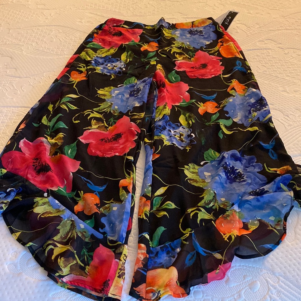 Floral wide legs pants/skirt Size Medium